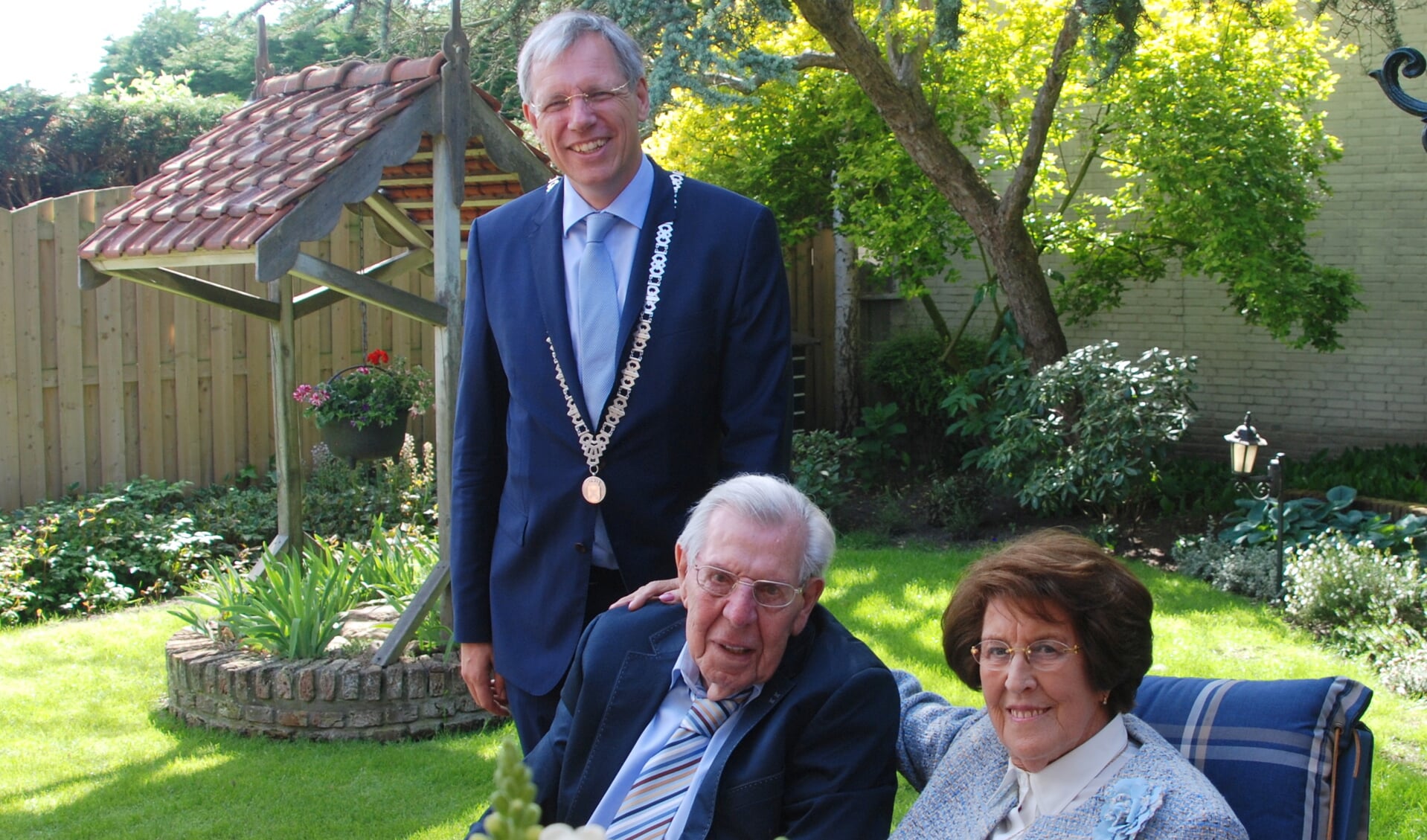 Burgemeester Visser op bezoek bij het echtpaar van Egmond-den Haan. | Foto: PvK.