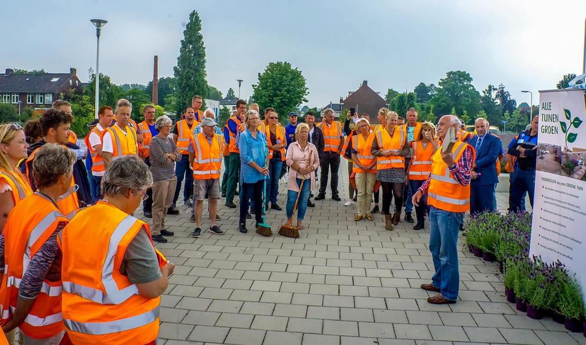 Wethouder Jeff Gardeniers (CDA) vertelt hoe belangrijk het is dat tegels plaatsmaken voor planten. 