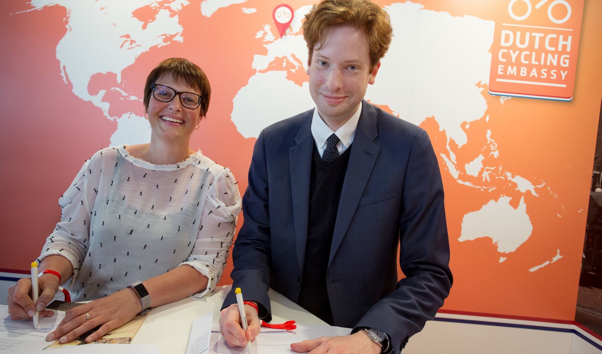 Directeur Saskia Kluit van de Fietsersbond (links) en gedeputeerde Floor Vermeulen (Verkeer) van de provincie Zuid-Holland tekenden vrijdag de overeenkomst.