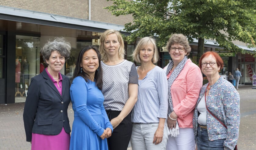 Margriet Lugt, Christine Seckel-Chia, Eefje Rabelink, Ienske Meindertsma, Emma Scheeren en Jetteke Bolten-Rempt. | Foto: Titus Tischer