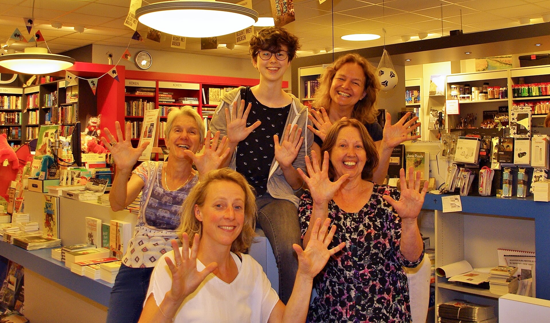 Het enthousiaste boekhandel-team laat zien dat De Rijnlandse deze week feest viert vanwege 'tien jaar Koek'. | Foto's Willemien Timmers