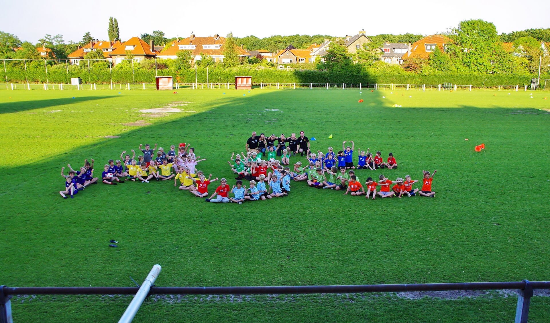 72 jongens en een meisje vormen de letters ASC op het oude clubterrein. | Foto Willemien Timmers