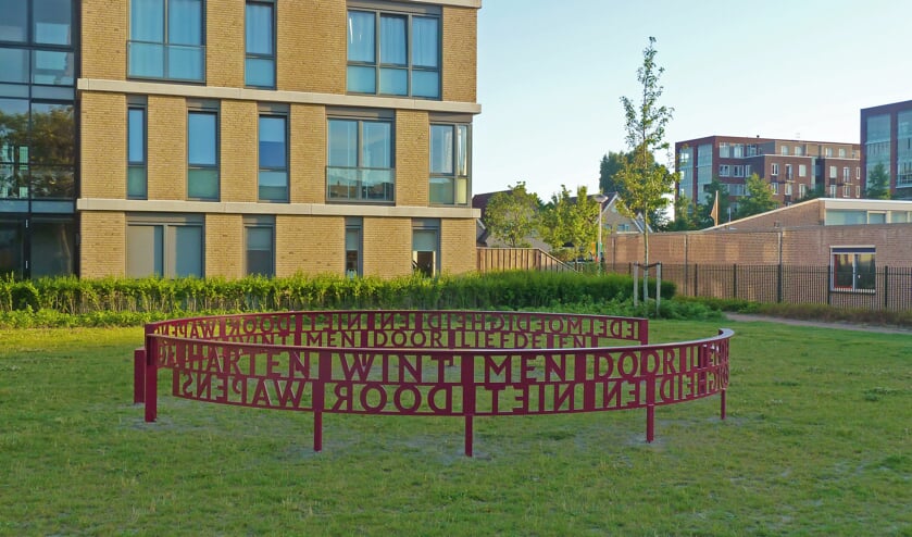 Het kunstwerk de cirkel, met in het midden een boom staat symbool voor het oneindige.