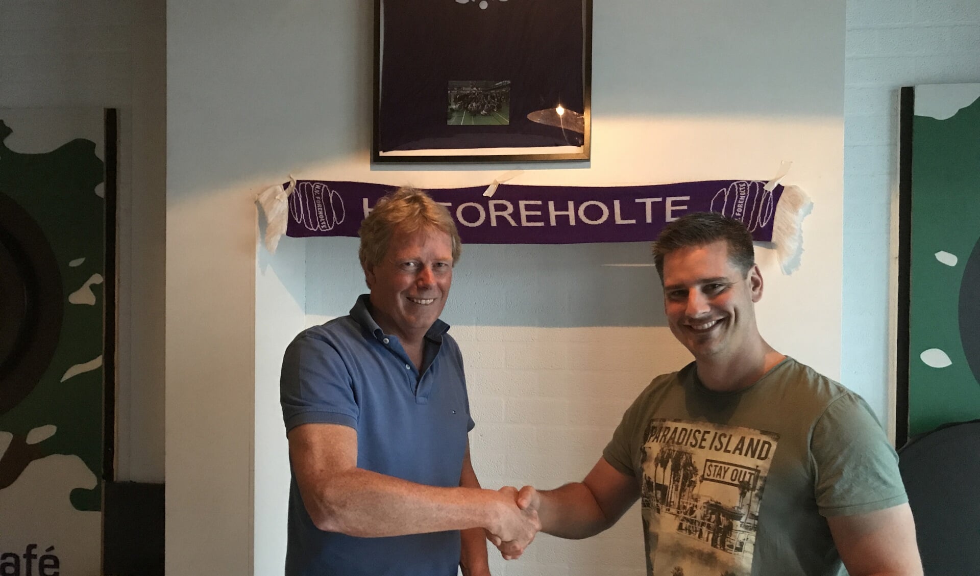 Voorzitter Kees Kraakman feliciteert de nieuwe trainer Ken van Hasselt (r). | Foto: pr.