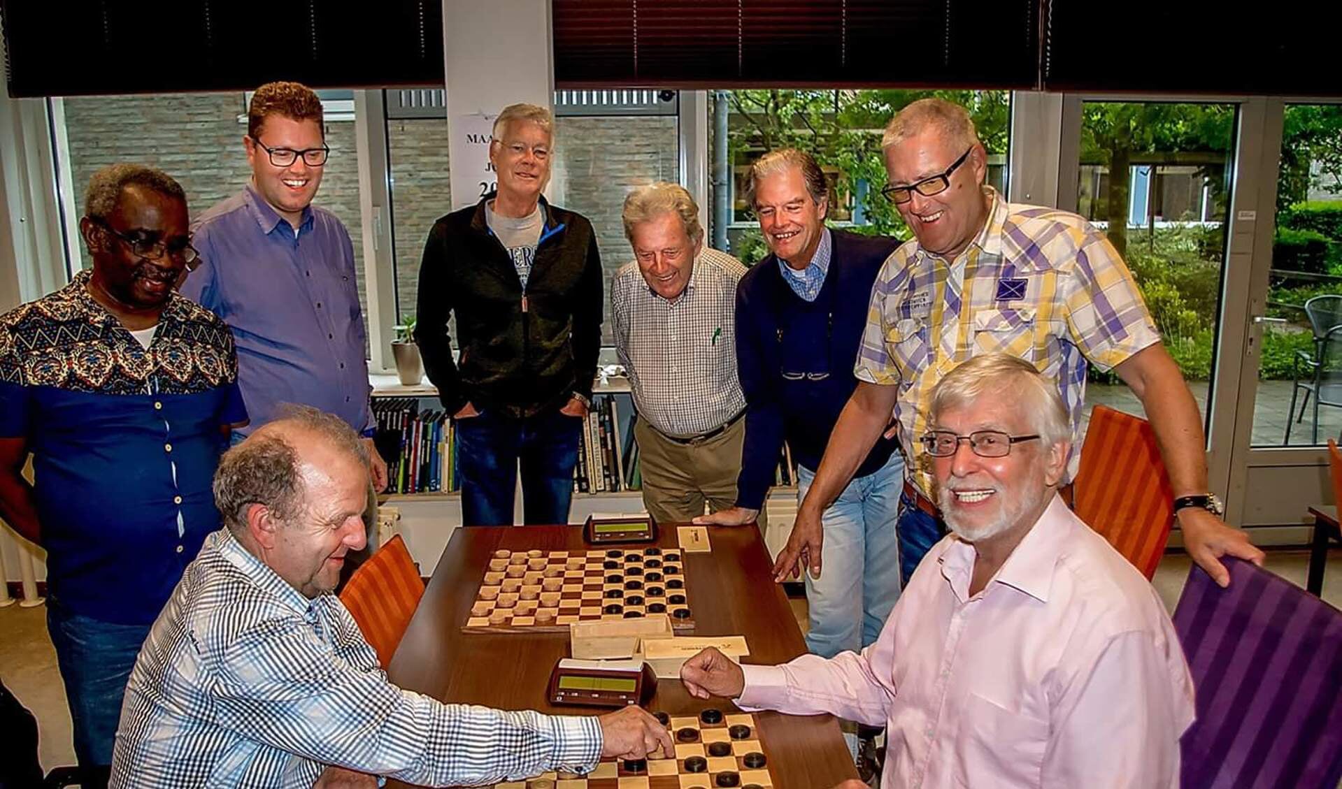 Leden van de Leiderdorpse Damclub zien hoe Paul Lovink (links) trapt in de geniepige  Groenzet van Reginald Lindemans. Verder van links nar rechts: Glenn Hardenberg, AlexZwanenburg, Jan Dekker, Martend van der Vecht en Cees Zwanenburg. Niet op foto (vakantie):  Cora Koopman en Peter Slingerland. 