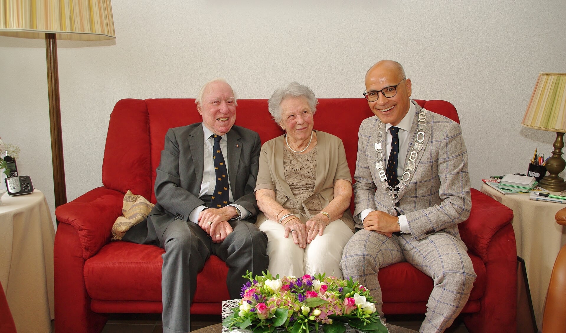 Emile Jaensch kwam Nico en Hetty Hansen-Nonhebel feliciteren met hun briljanten huwelijk. | Foto Willemien Timmers