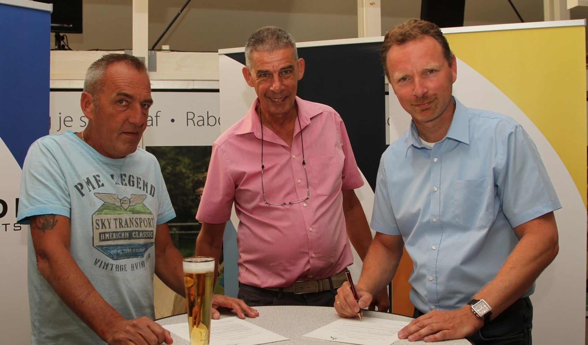 V.l.n.r.  Hans Tegelaar van het gelijknamige schoonmaakbedrijf, SSPL voorzitter Thomas Stolker en bedrijfsleider Marco Straver van Praxis. 