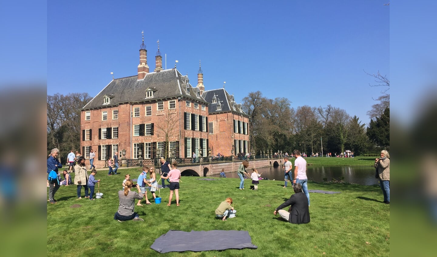 Bellenblazen in het gras bij kasteel Duivenvoorde in Voorschoten. | Foto: PR