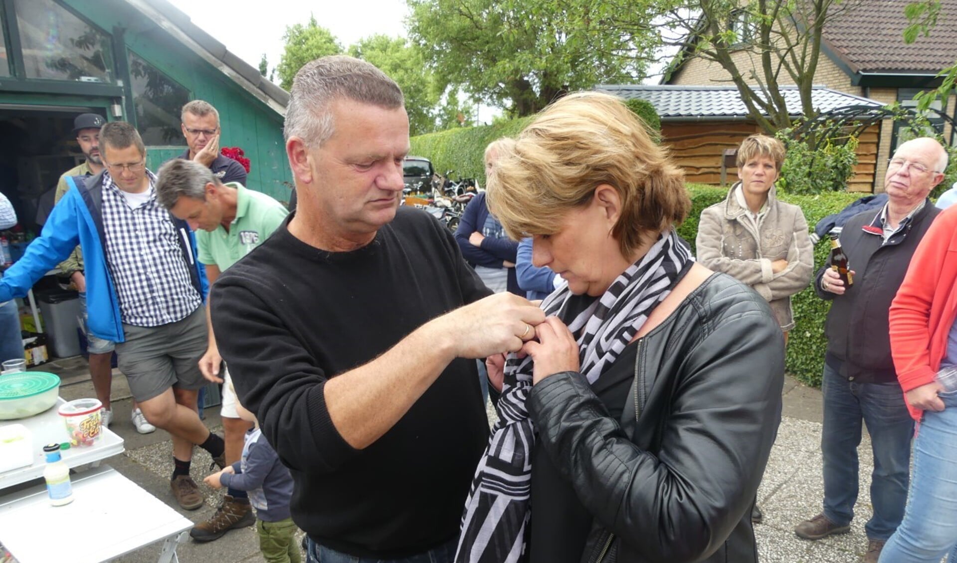 Inge krijgt haar insigne opgespeld door partner Kees. | Foto: pr.