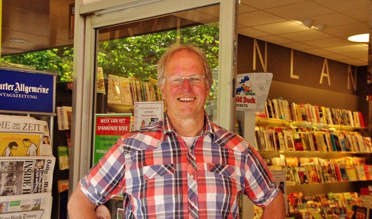 René Koek voor de winkel in Winkelcentrum Lange Voort. | Foto Willemien Timmers