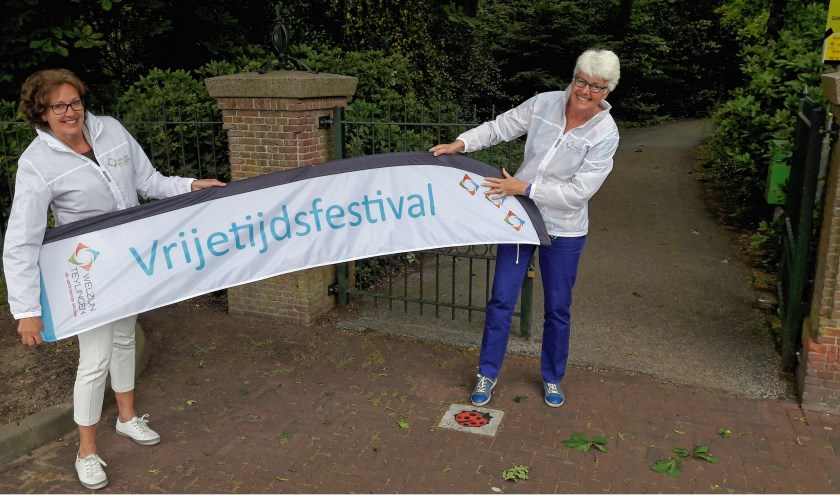 Welzijnsadviseur Marja Ruigrok en Marian Kofoed, adviseur vrijwillige inzet, hebben zin in het Vrijetijd Festival.  | Foto: Marieke Voorn  