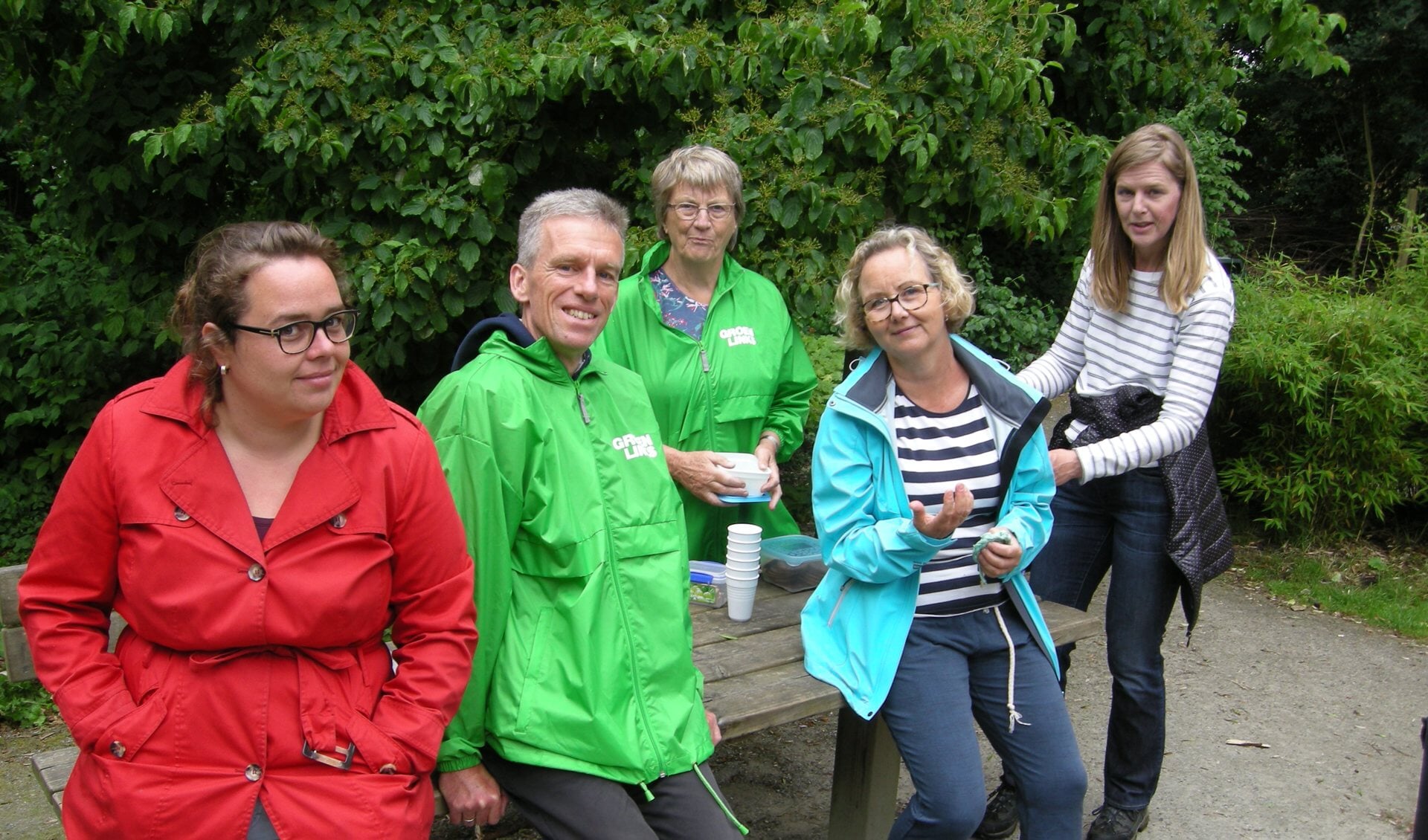 Irene Flinterman van het Platform Hondenweer (tweede van rechts), geflankeerd door vrijwilligers en sympathisanten van GroenLinks Leiderdorp. | Foto: PR