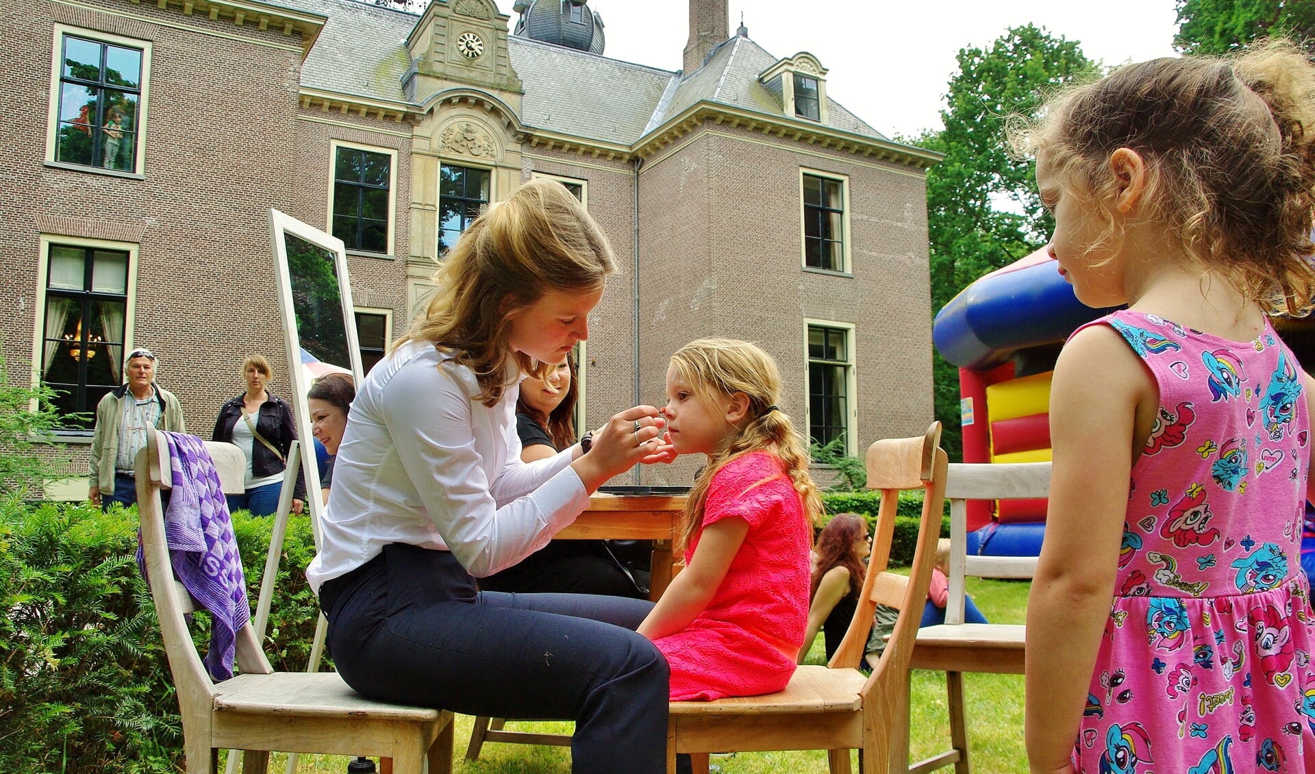 Het was gezellig druk op landgoed Oud-Poelgeest op Tweede Pinksterdag. Ook voor de kinderen was er veel te doen. | Foto Willemien Timmers