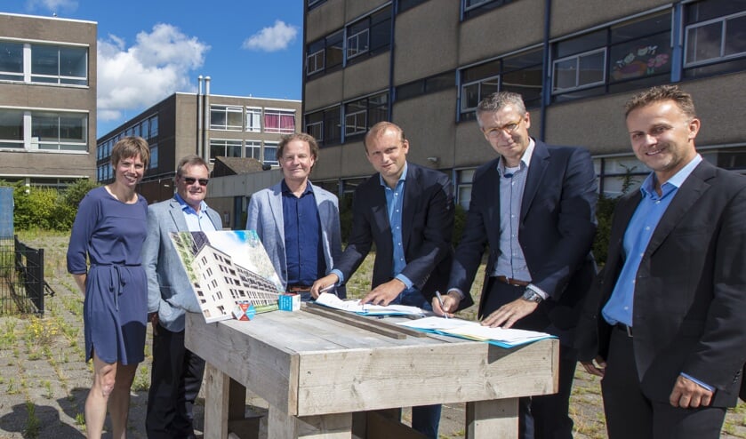 De ondertekening van de intentieovereenkomst met onder meer Galtjo van Zutphen van DID Vastgoedontwikkeling, Bernlef de Vries van Vink Bouw, en Jan de Vries van Rijnhart Wonen (resp. 3e, 4e en 5e van links).