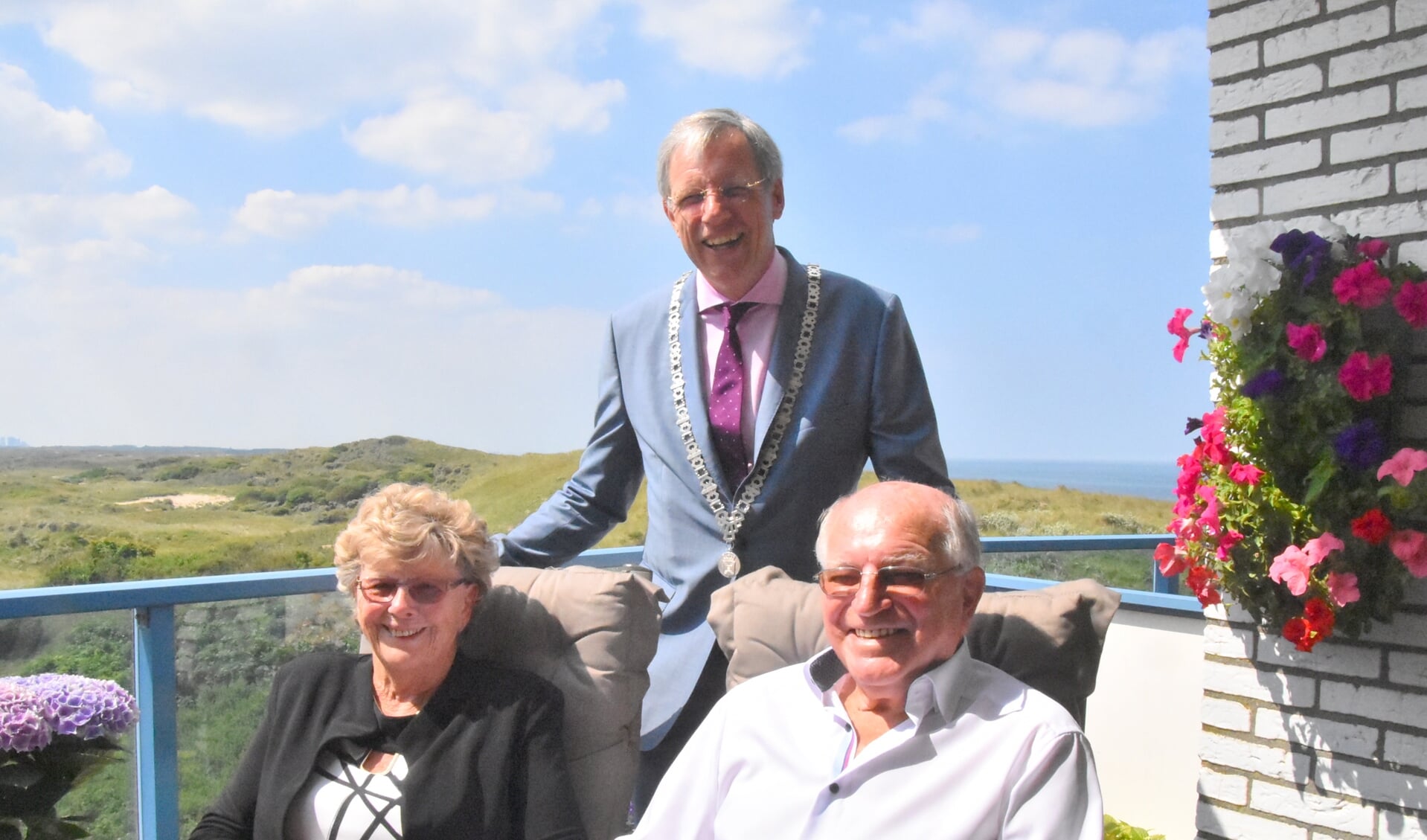 Kees en Riek Jonker kregen de felicitaties van burgemeester Visser voor hun 60-jarige bruiloft. | Foto: Piet van Kampen