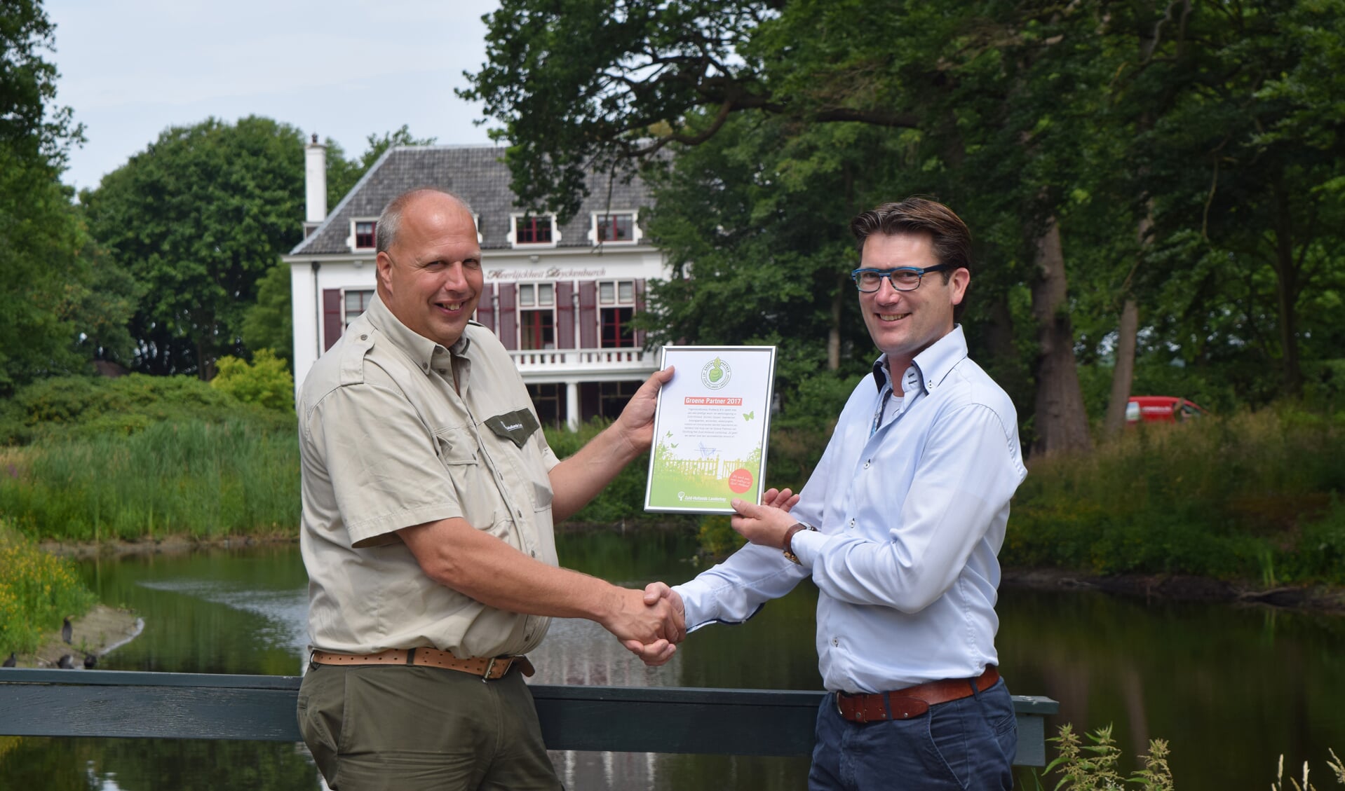 Overhandiging certificaat partnerschap door boswachter Maarten Laming aan directeur Ed Rodewijk op Landgoed Leeuwenhorst. 