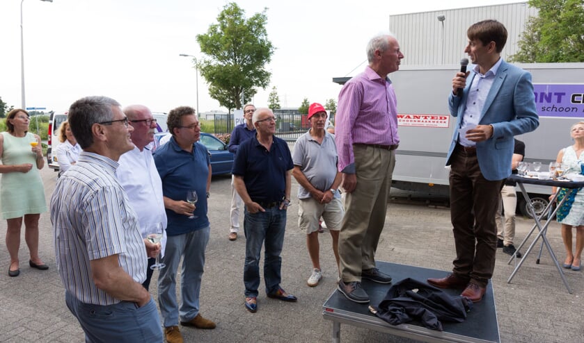 De zes sponsors van de borrel kregen de gelgenheid om hun product te promoten. | Foto Wil van Elk