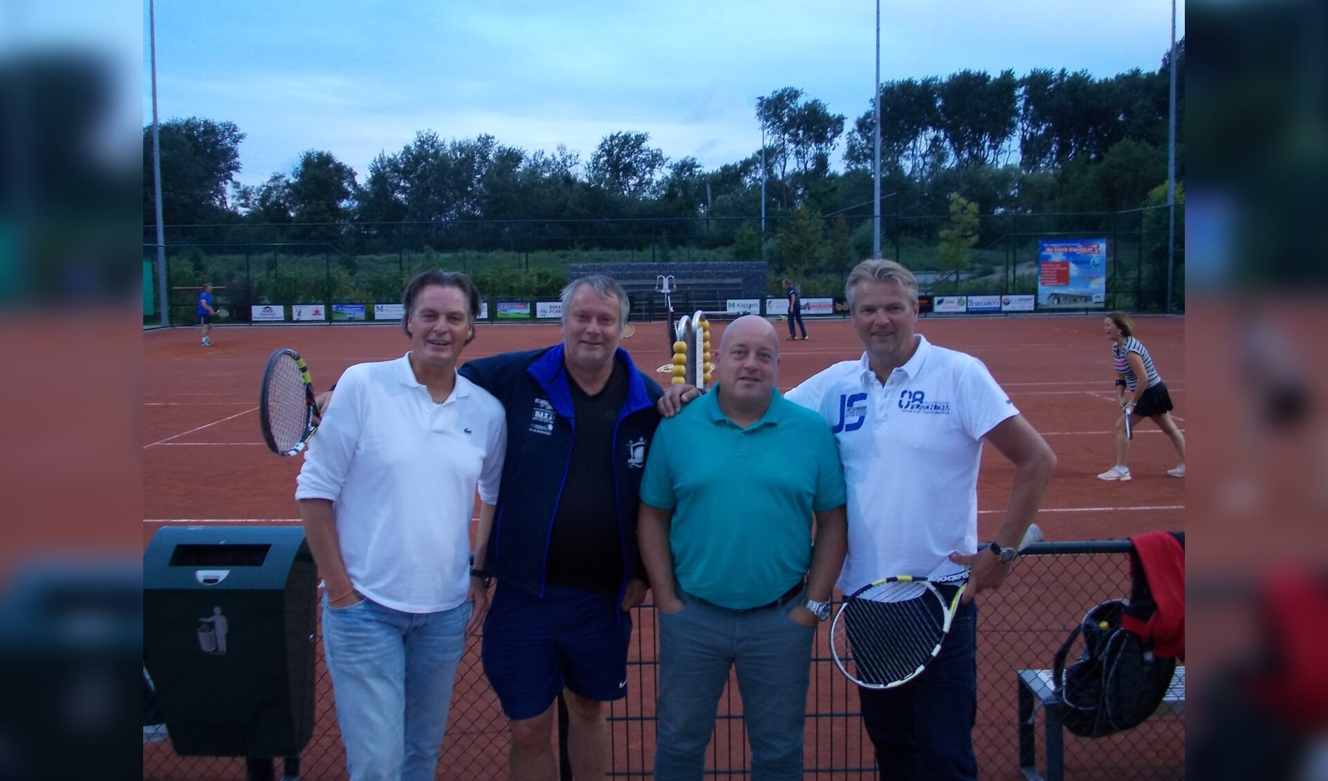 Bij de tennisbaan van links naar rechts: Marco Huurman, Noud van Dam, Paul Janssen en Rob Broekhof. Foto Piet de Boer