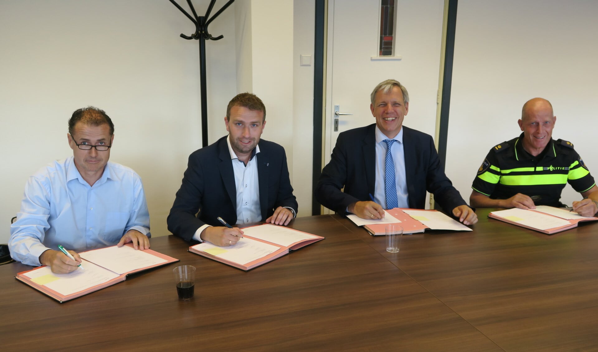 ondertekening van het convenant KVO, v.l.n.r. Jan van der Gugten (SBB), Aron Haasnoot (Huschka Beveiligers), burgemeester ir. C. Visser; P. Koot (teamchef politie)
 