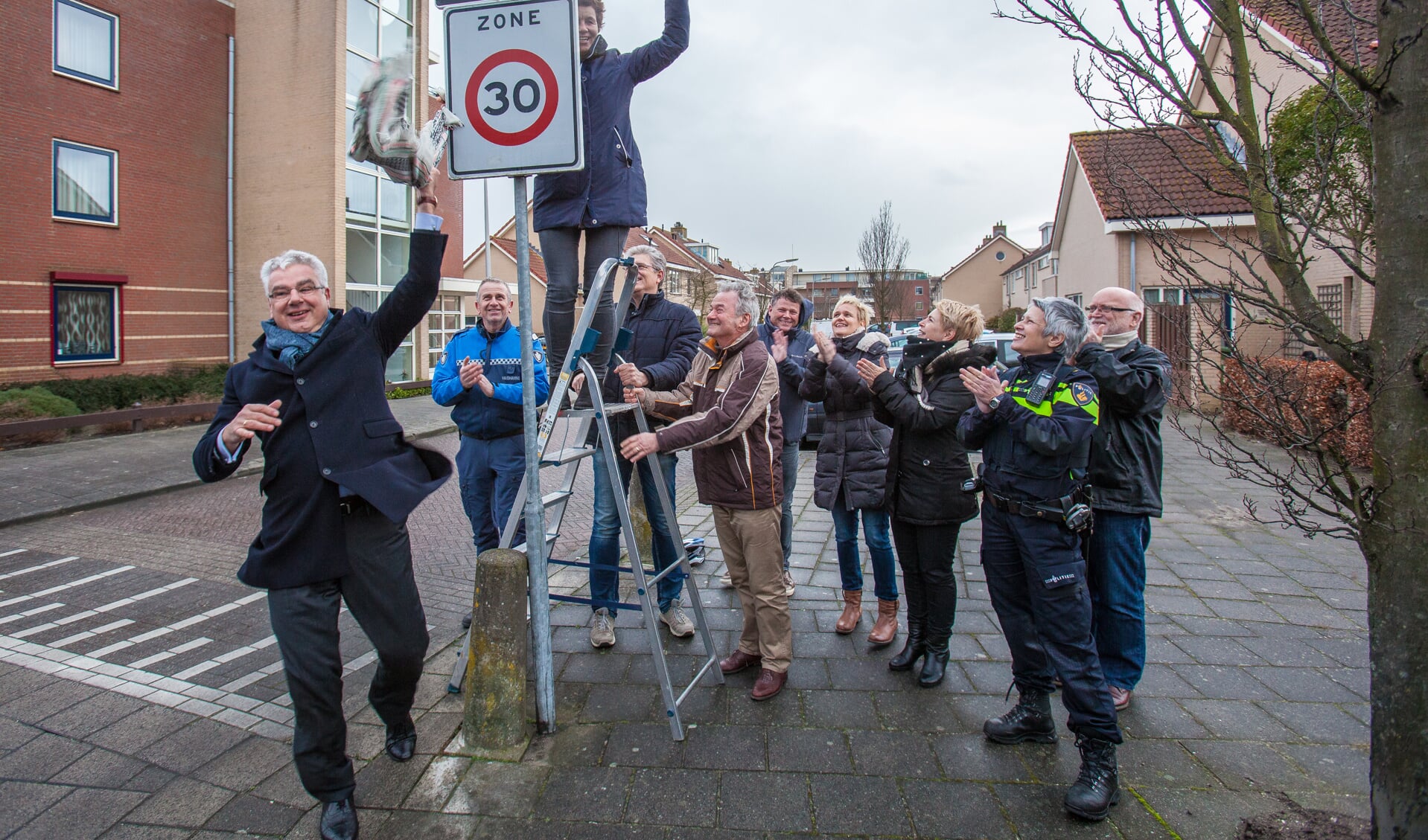 Blije gezichten bij de plaatsing van het eerste Whatsappbord in de Molenwijk. 