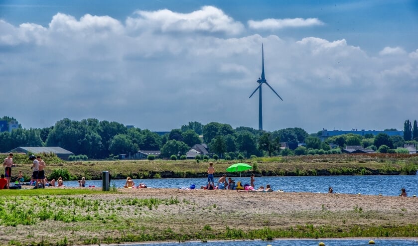 De Vadedoplas, waaraan het Leiderdorpse zwemstrandje ligt, staat in korte verbinding met boezemwater en stroomt zo goed door dat de kans op blauwalg zeer gering is.