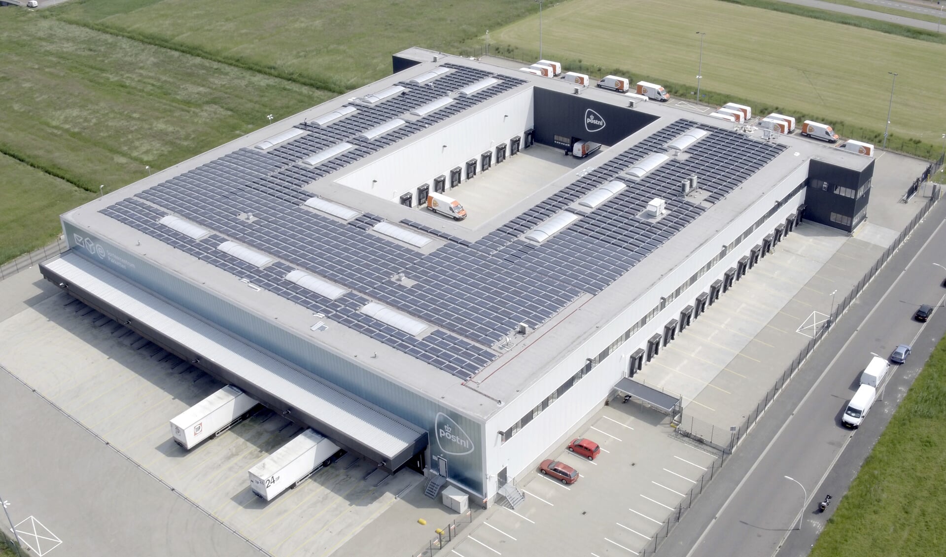Ruim duizend zonnepanelen liggen er op het dak van het sorteercentrum aan de Oosthoutlaan. Dat is goed voor 40 procent van de energie die het bedrijf nodig heeft. | Foto: pr.