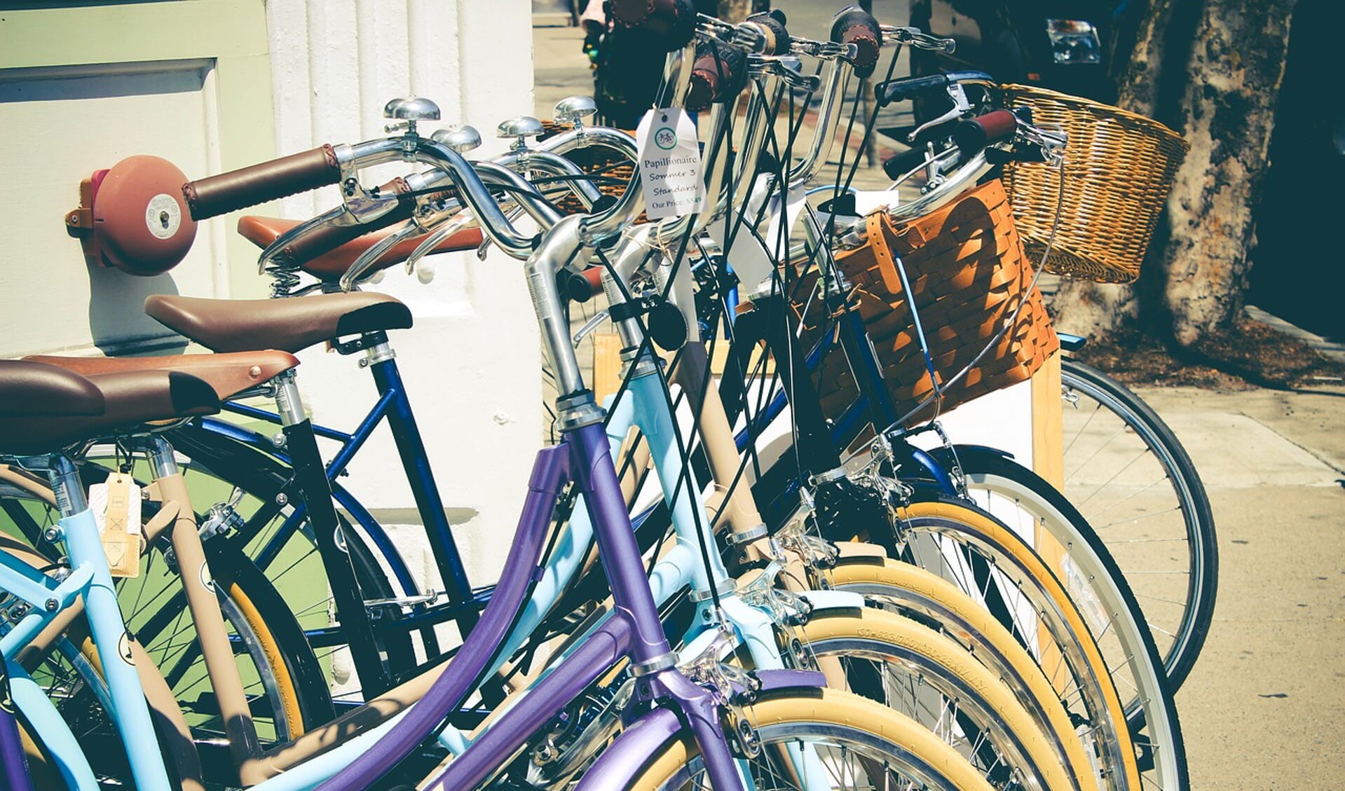 Wie kan VluchtelingenWerk aan wat fietsen helpen? Daar gaan ze vluchtelingen op leren fietsen. Want kunnen fietsen, dat betekent ook vrijheid.