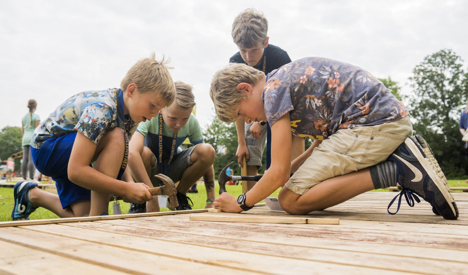 De eerst spijkers gaan het hout in voor een nieuw huttendorp. | Foto en tekst: Remco Out