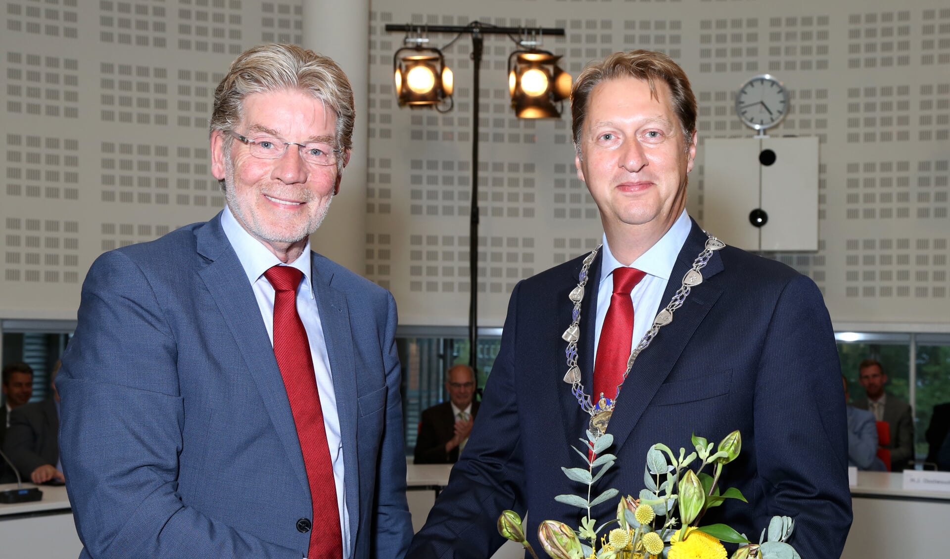 Dijkgraaf Gerard Doornbos (l) feliciteert zijn opvolger Rogier van der Sande met zijn benoeming. | Foto: pr.