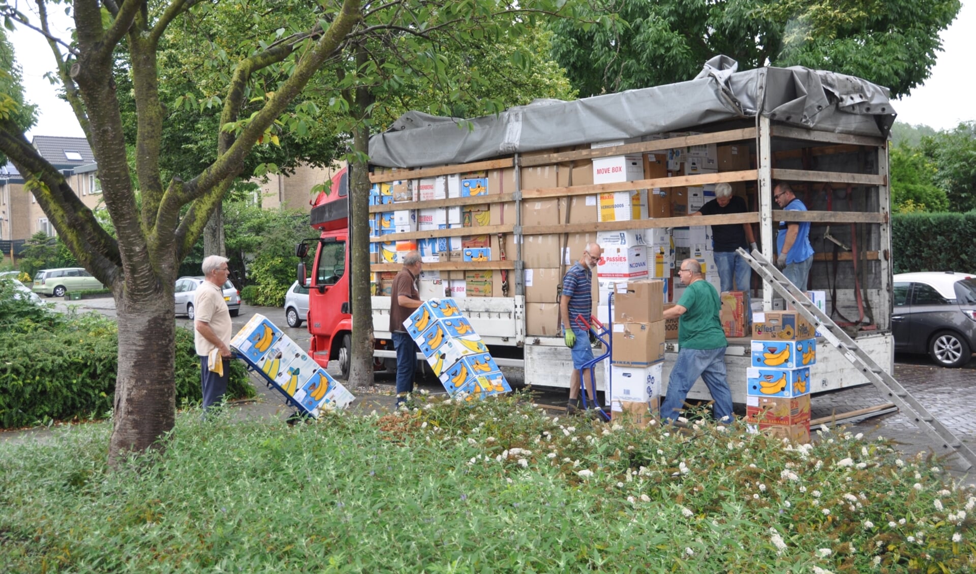 De 600 dozen met kleding, dekens en medische artikelen worden ingeladen voor transport naar zeven dorpen in Oekraine. | Foto: pr./ Henk Maat