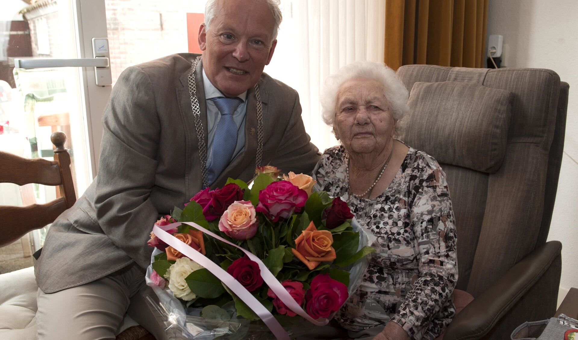 Mevrouw Koffijberg bereikte de 100-jarige leeftijd en kreeg visite van burgemeester Jan Rijpstra. | Foto: Ina Verblaauw