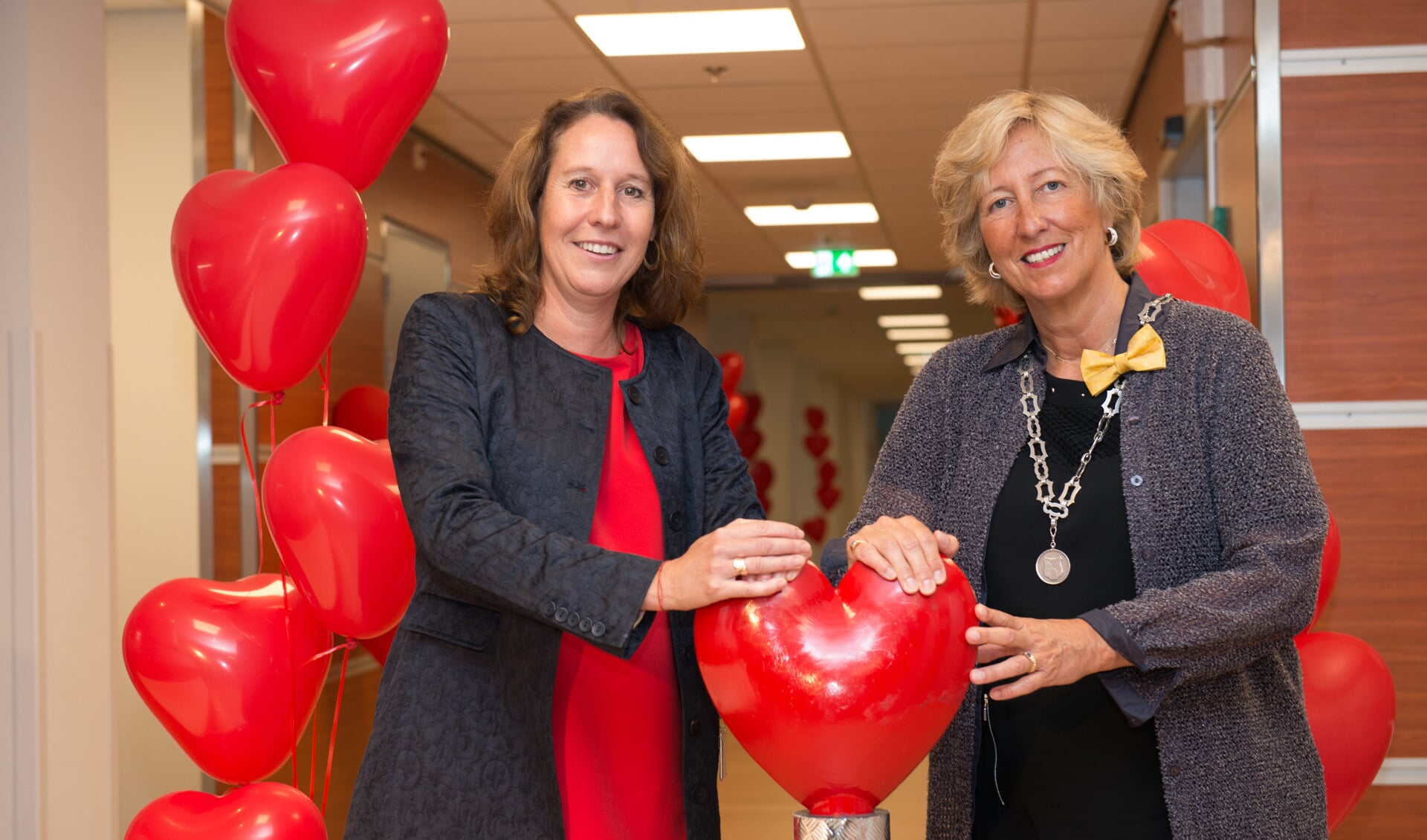 Burgemeester Laila Driessen en Marja Ho-Dac openen het CCU-Complex in het Alrijne Ziekenhuis locatie Leiderdorp. 