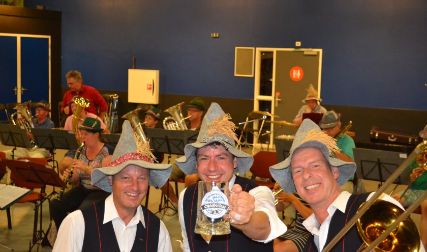 Duitse sferen in Voorhout: Jan Piet Does, Marcel Floor en Johan Versluijs proosten alvast op Oktoberfest. | Foto: pr.