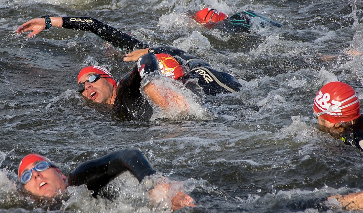 De deelnemers aan de Middenafstand tijdens hun eerste meters in het water van de Zijl.