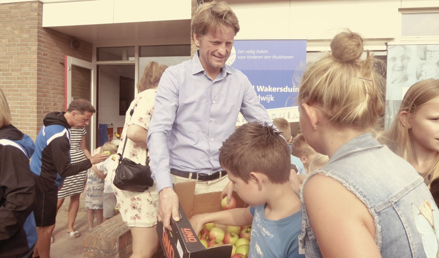 Prins Pieter Christiaan deelt appels uit aan de leerlingen van de Wakersduin | Foto: Ina Verblaauw