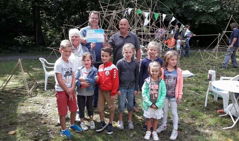 Ineke Laroo en Joep Derksen (m), respectievelijk secretaris en voorzitter van de Stichting Vrienden van het Overbosch, krijgen de Teylinger Prijs uit handen van jurylid Dion Piket (r). | Foto: MV