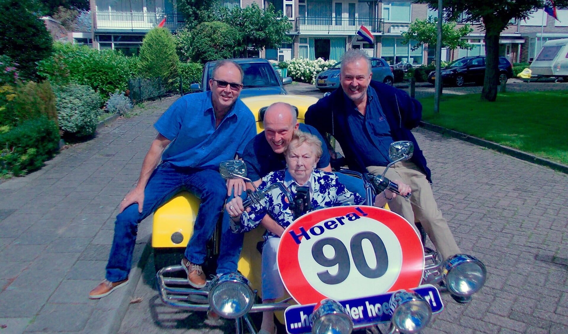 De 90-jarige is volgens haar zoons  Koos, Jos en Hans altijd wel in voor een geintje. | Foto: Piet de Boer