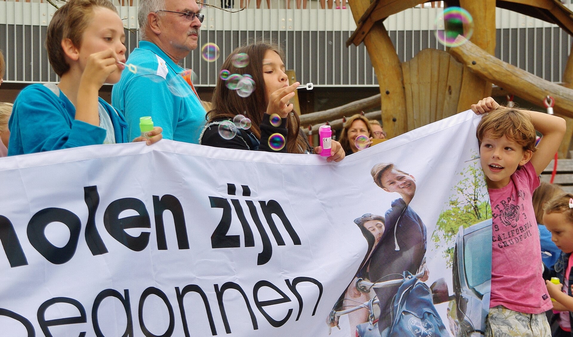 Alle leerlingen van Het Dok bliezen samen bellen om het nieuwe schooljaar in te luiden. Belangrijk hierbij was aandacht voor de verkeersveiligheid. | Foto Willemien Timmers