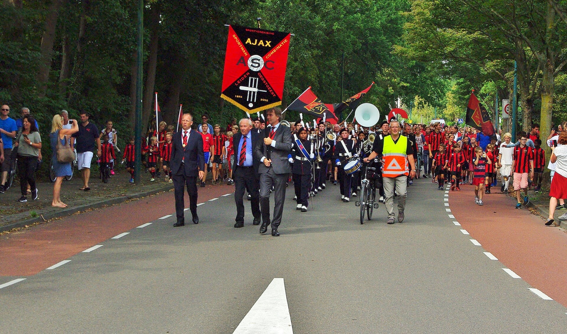 In een grote optocht liepen de ASC-leden van de Duivenvoordestraat naar de Overveerpolder. | Foto's Willemien Timmers