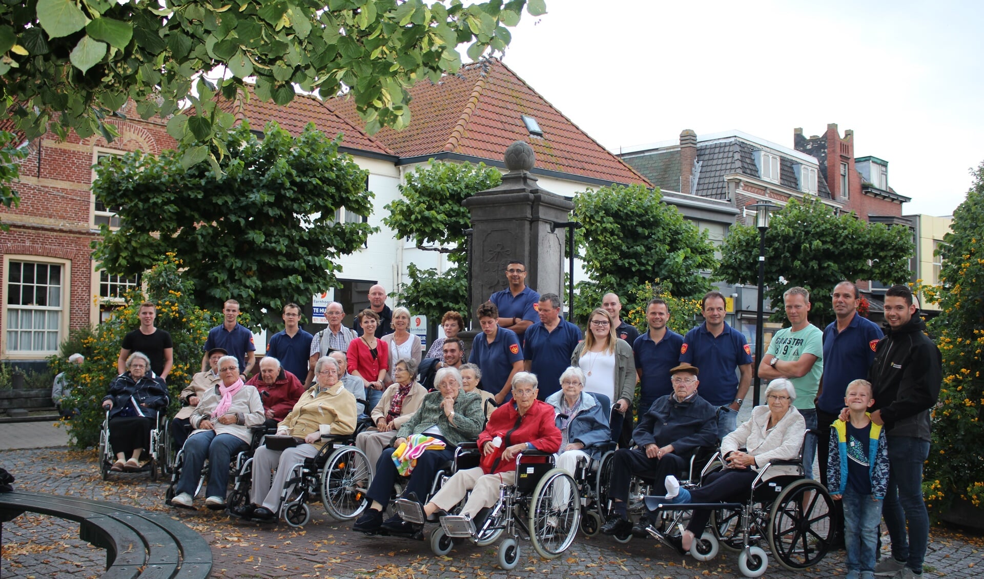De mannen van de brandweer verruilden hun oefenavond voor een wandeling met senioren. | Foto en tekst: Annemiek Cornelissen