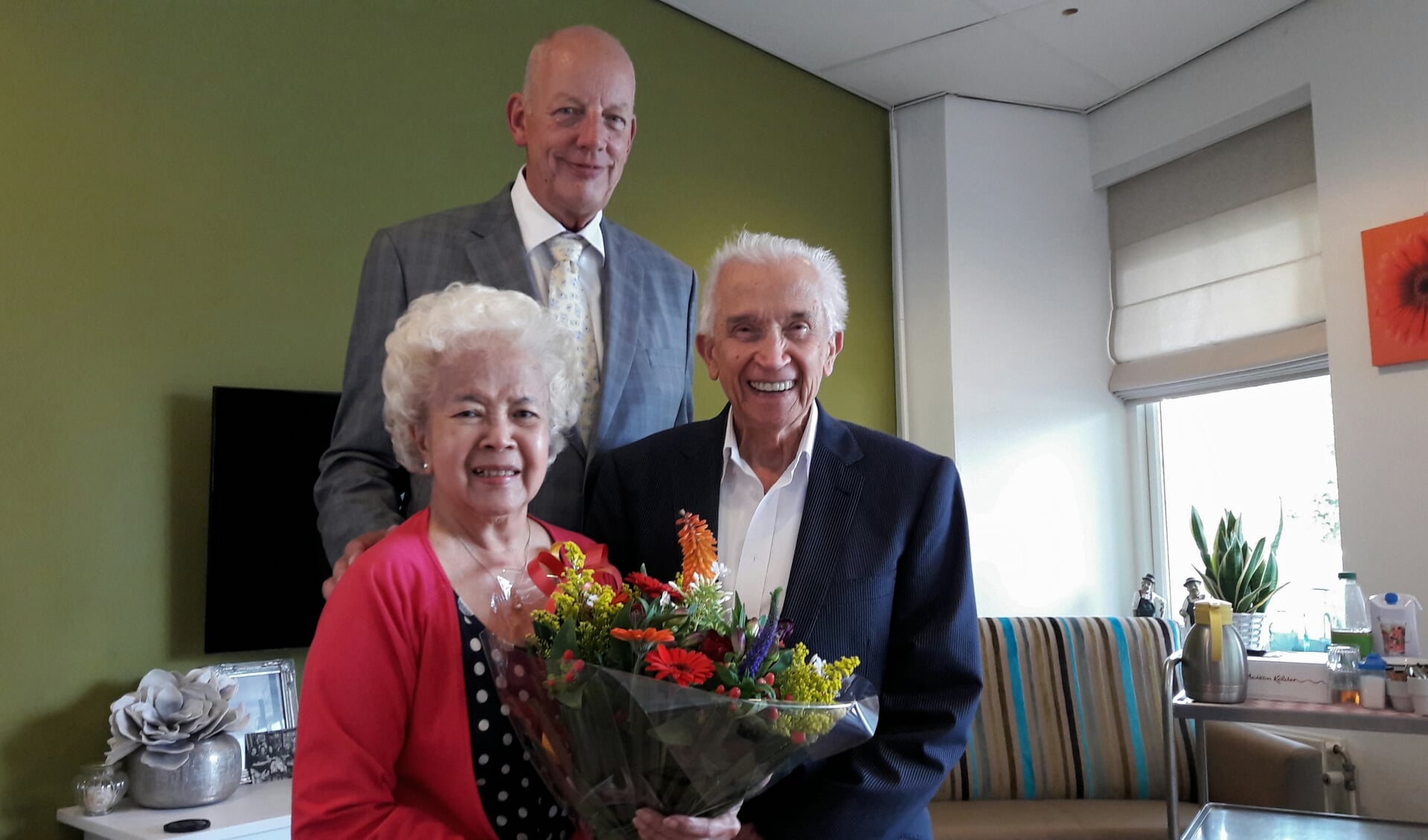 Loco-burgemeester Kees van Velzen feliciteert het bruidspaar De Scheemaker-van Leem. | Foto: MV