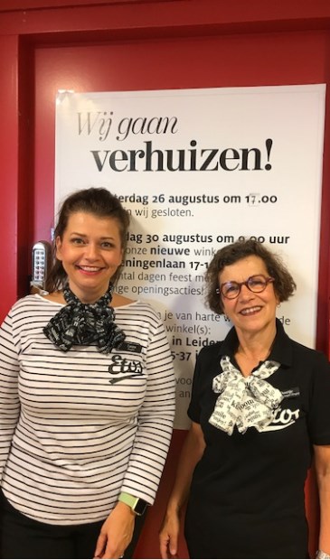 Rechts winkelmanager Doortje van Drie, links medewerkster Laura van Riel.