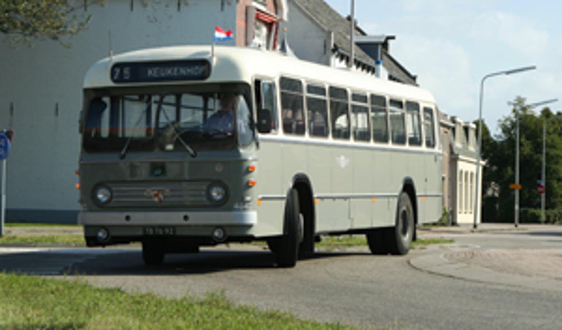 De oude NZH bus rijdt op zondag weer voor even door Sassenheim. | Foto: pr.