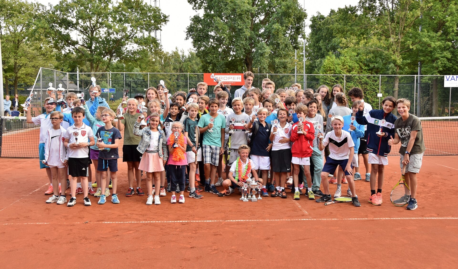 Ruim 130 kinderen deden mee aan het onderlinge jeugdtoernooi van tennisvereniging OLTC. | Foto Maartje Otten