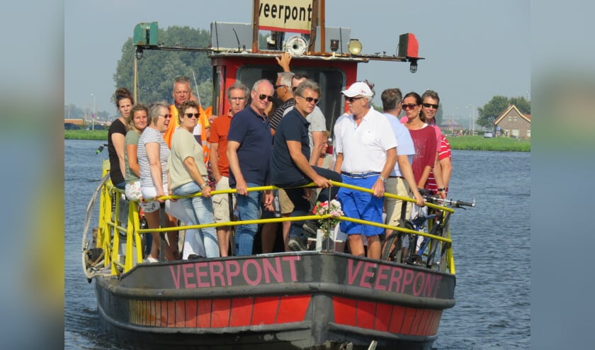 Deelnemers aan de fietstocht gingen met de pont naar de overkant. | Foto: pr.