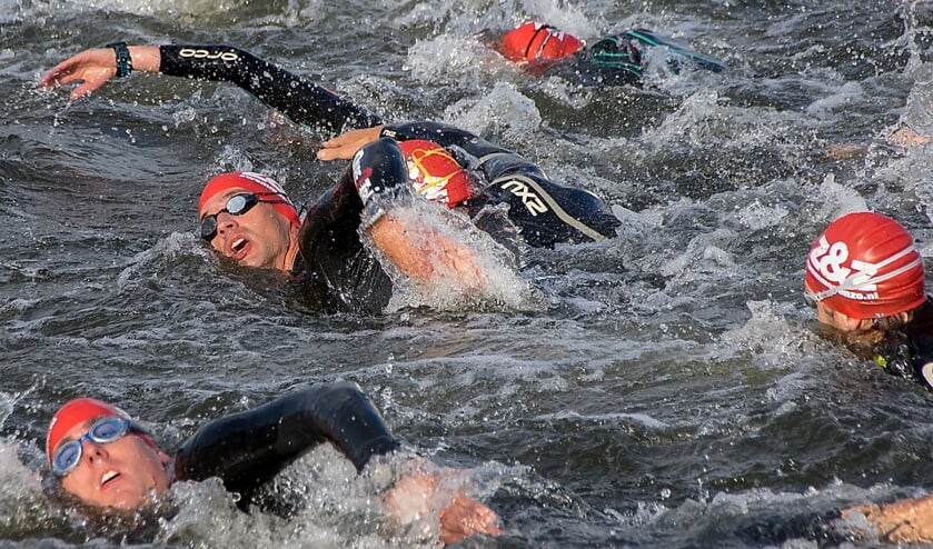<p>Deelnemers aan Triathlon Leiderdorp in 2017 tijdens het zwemonderdeel in de Zijl. </p>