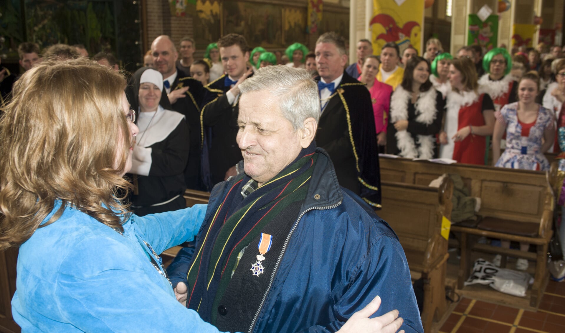 Ab Koomen krijgt een koninklijke onderscheiding uitgereikt door burgemeester Carla Breuer tijdens de carnavalsmis van de Bokken. | Foto: archief
