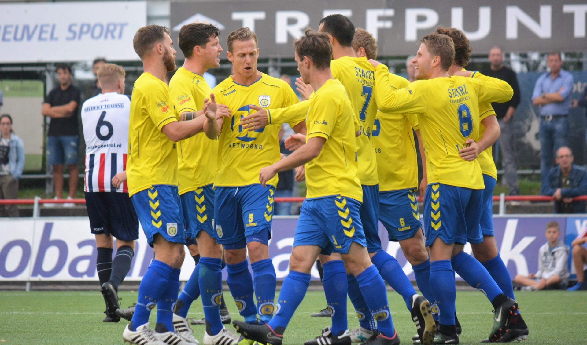 De mannen van FC Lisse zijn blij. | Foto: Hubert Habers