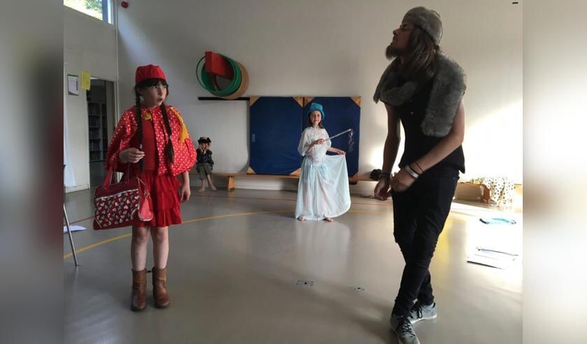 Een repetitie van 'Sneeuwwitje en de rest' met Fiene in het midden op de achtergrond. | Foto: PR