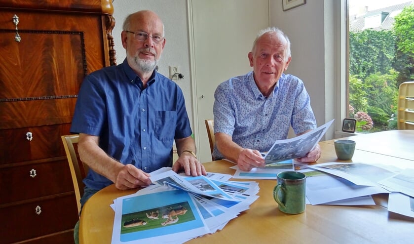 Haro en Jan buigen zich over de drukproeven van hun boek.  